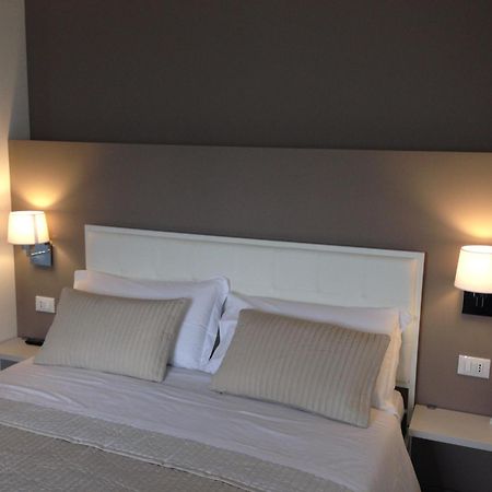 Residenza Le Camelie Apartment ออกเจบบิโอ ภายนอก รูปภาพ